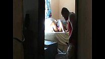 Esposa se exibe para o eletricista e fima para o marido corno ver depois