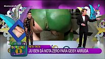 Cu verde Ju Isen mostra demais enquanto faz agachamento ao vivo na RedeTV