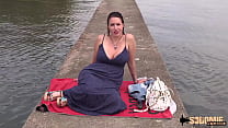 Cindy, milf aux gros seins, veut se faire enculer comme une pute