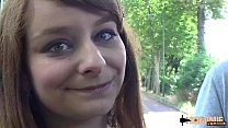 Julie 18 ans n'a pas d'expérience mais apprend vite