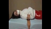 Latex Girl Bondage mit Zwangsjacke