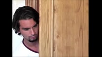 hijo espia a su madre y se la folla