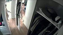 Amiga se desnuda en el closet