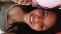 Novinha embaixo do edredom peladinha mostrando a pepeka