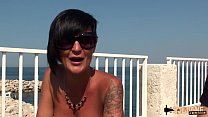 Mia milf blonde qui aime la sodomie en extérieur