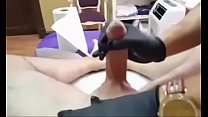 Depilación de pene con final feliz