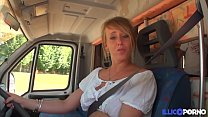 Cecilia baise deux fans dans son camping-car [Full Video]