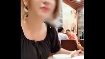 高顏值氣質女神美女和清人茬飯店吃到壹伴時到廁所裏啪啪操的美女浪叫：用力操我