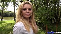 Sindy 20 ans se fait enculer à la chaîne