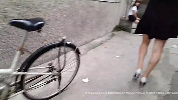 假日的城中村真繁荣大白天小巷到处坐着等客的妹子