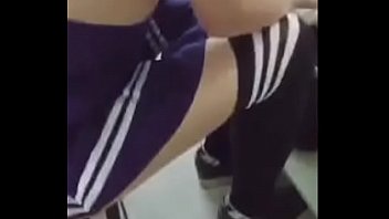 网红美女剧情演绎家教老师补习时趁美女父母不在趁机占便宜,发现穿的还是丁字裤性欲大增在客厅沙发上操了她!