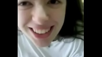 Mia sorella Giulia mi succhia il cazzo prima di uscire con gli amici