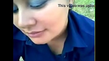 Chica salvadoreña mamándo