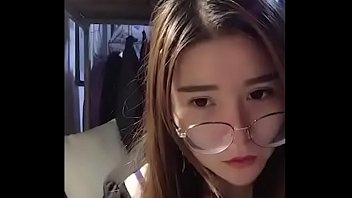 青春女大学生，在宿舍做这些事情