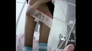 05后初中小妹妹家里偷偷玩自拍（看更多来薇新 ljy9036