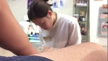 Cara com tesao se masturba gozando na frente da pedicure - www-pornosete.com