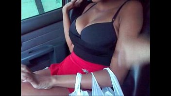 Peituda  mostrando os peitos no carro 17/02/2026