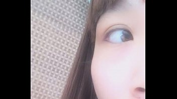 大胸学妹趁着宿舍没有其它人玩直播逼逼随便揉几下就出淫水了