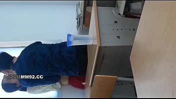 某镇上学校的学生情侣在教室内露脸自拍吃禁果，白嫩的小女友很害羞，被激情后入啪啪啪