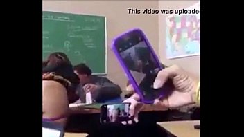 Putinha trolando professor mostrando bunda sala de aula