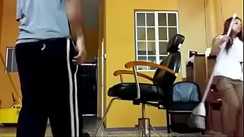 Cabeleireiro bi ataca faxineira