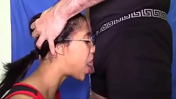 Colocando uma estudante de 18 anos para chupar meu pau até o talo