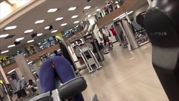 Camera Flagra Gostosa na Academia Fazendo Ginástica sem calcinha, enquanto sua Calça Rasga e Mostra sua Bucetinha para Todo Mundo e ela nem Percebe e Continua Fazendo a Alegria de Todo Mundo.