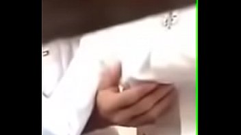 يلمس صدرها