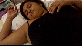 Cojiendo a mi prima mientras duerme