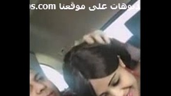 مزة لبنانية جميلة تمص زب حبيبها داخل السيارة
