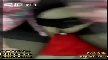 骚妈化妆时儿子进来对着镜子就干