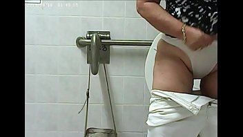 toilet pissing - amateur voyeur