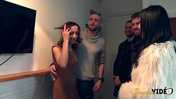 Sonia et Jennifer deux coquines sexy se partagent trois bites