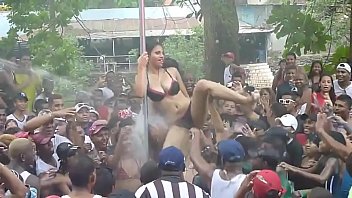 Mujeres se desnudan  en carnaval panameÃ±o - 2014