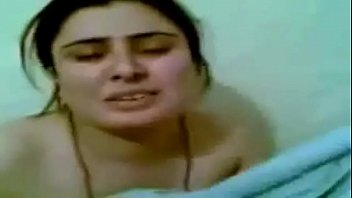 رقيقة وجميلع تلوف ع زبر جارها وتروحله ف غياب مراته مص ولحس ونياكة ف كسها لحد ما ورم